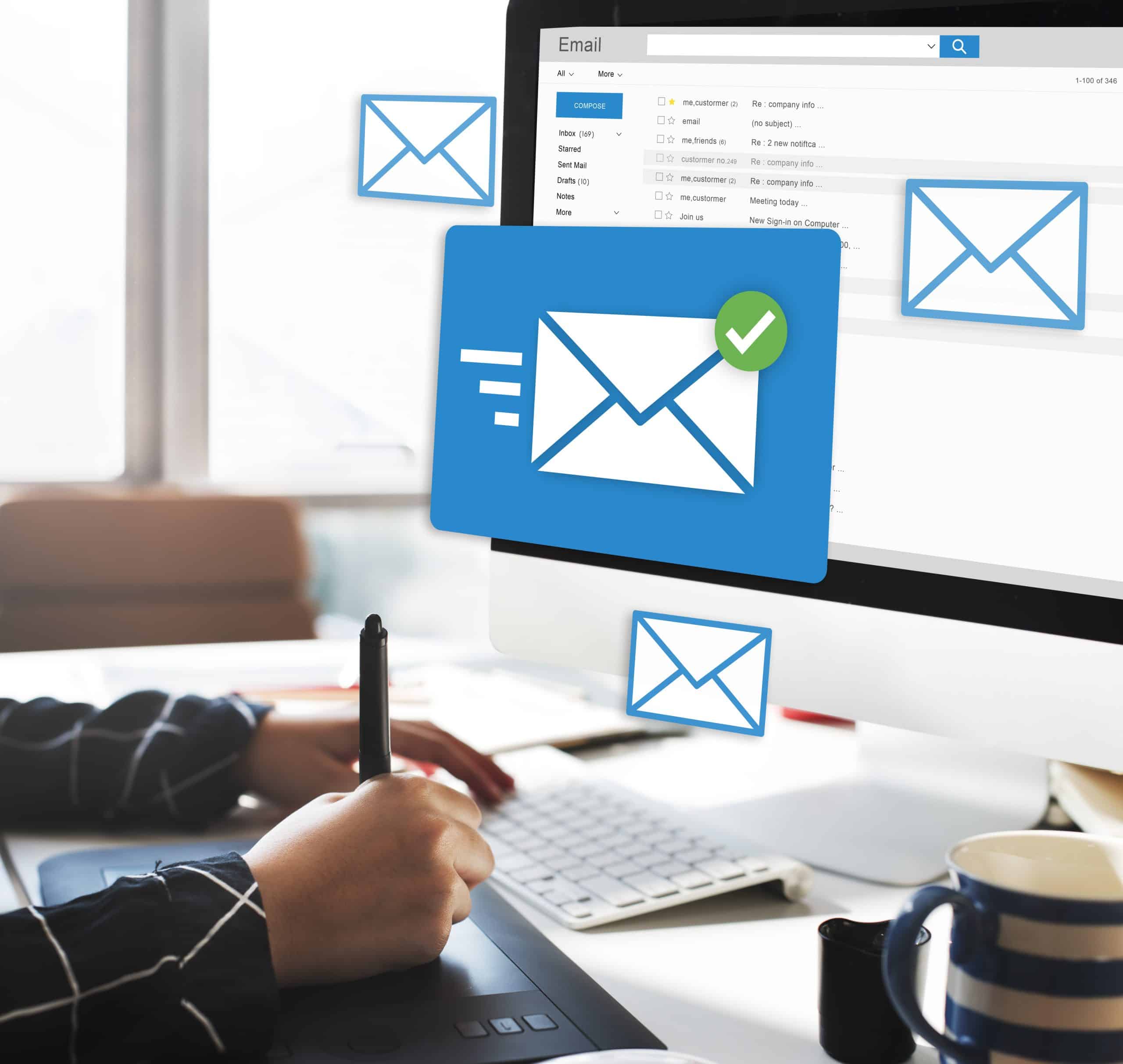 Una persona redactando un correo electrónico profesional en inglés en su ordenador, representando el tema del post del blog sobre cómo escribir correos electrónicos efectivos en inglés.