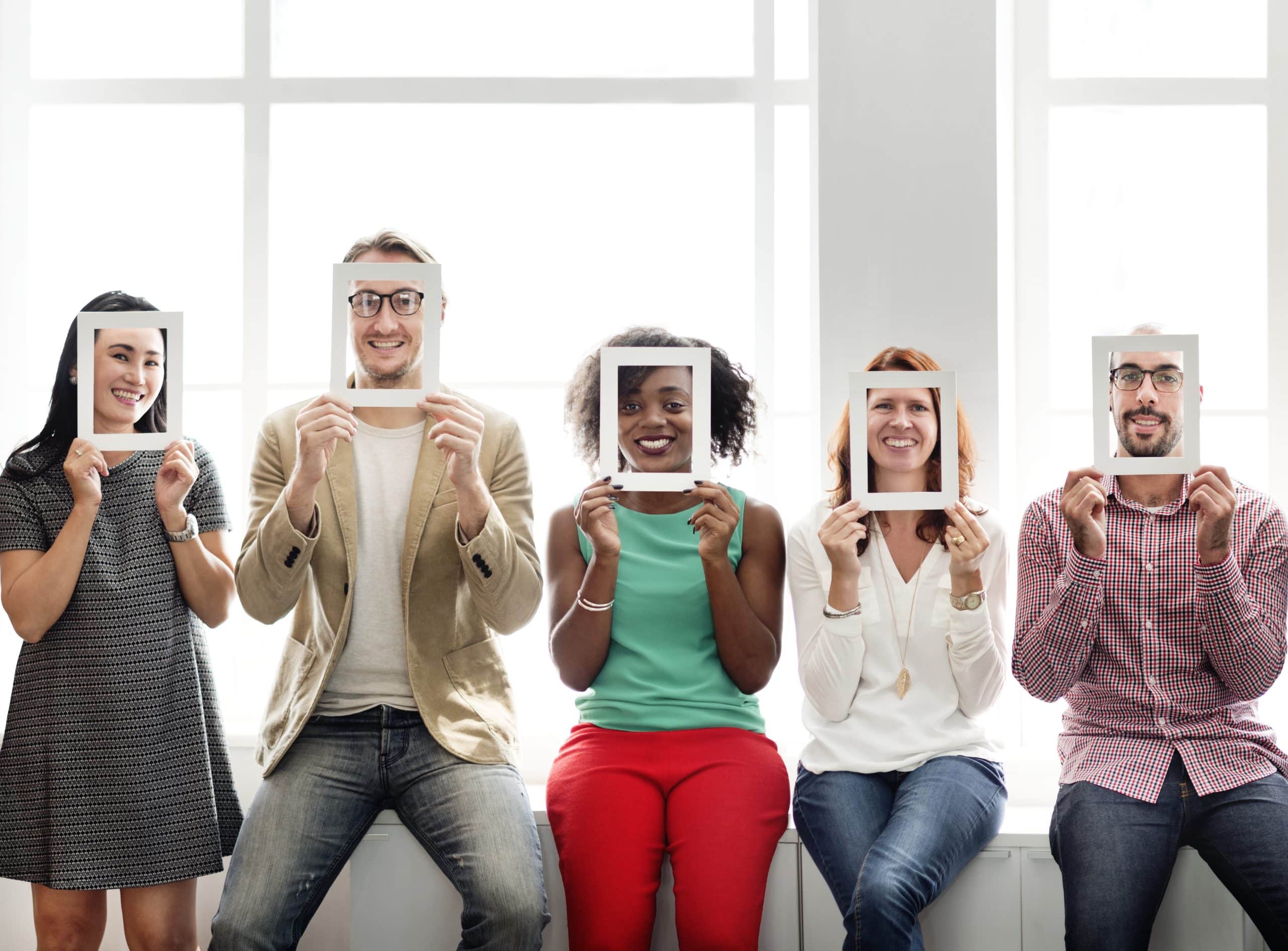 Grupo de personas representando la diferencia entre 'every' y 'each' en inglés