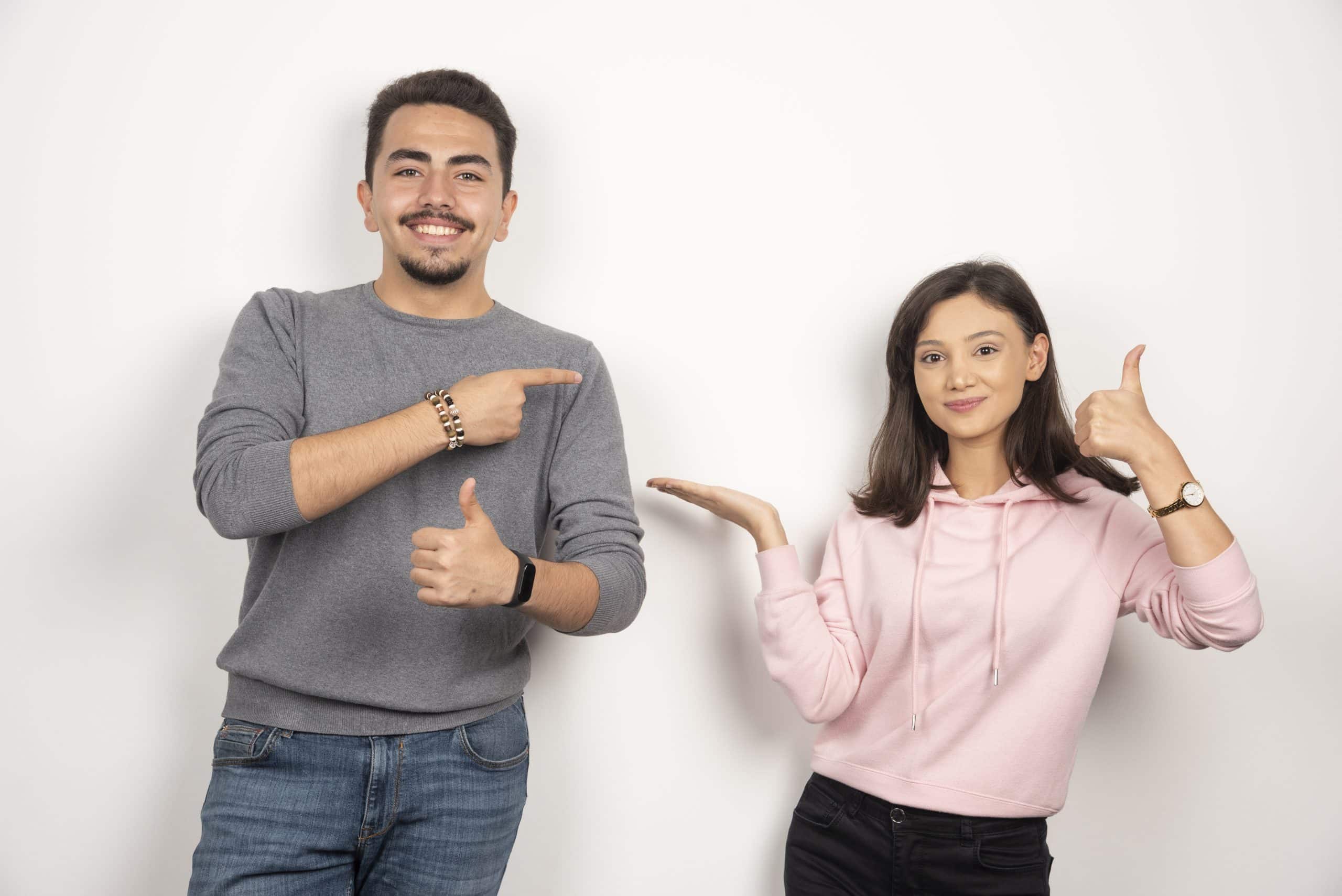 Pareja señalando diferentes objetos, representando 'other', 'another', y 'others' en inglés