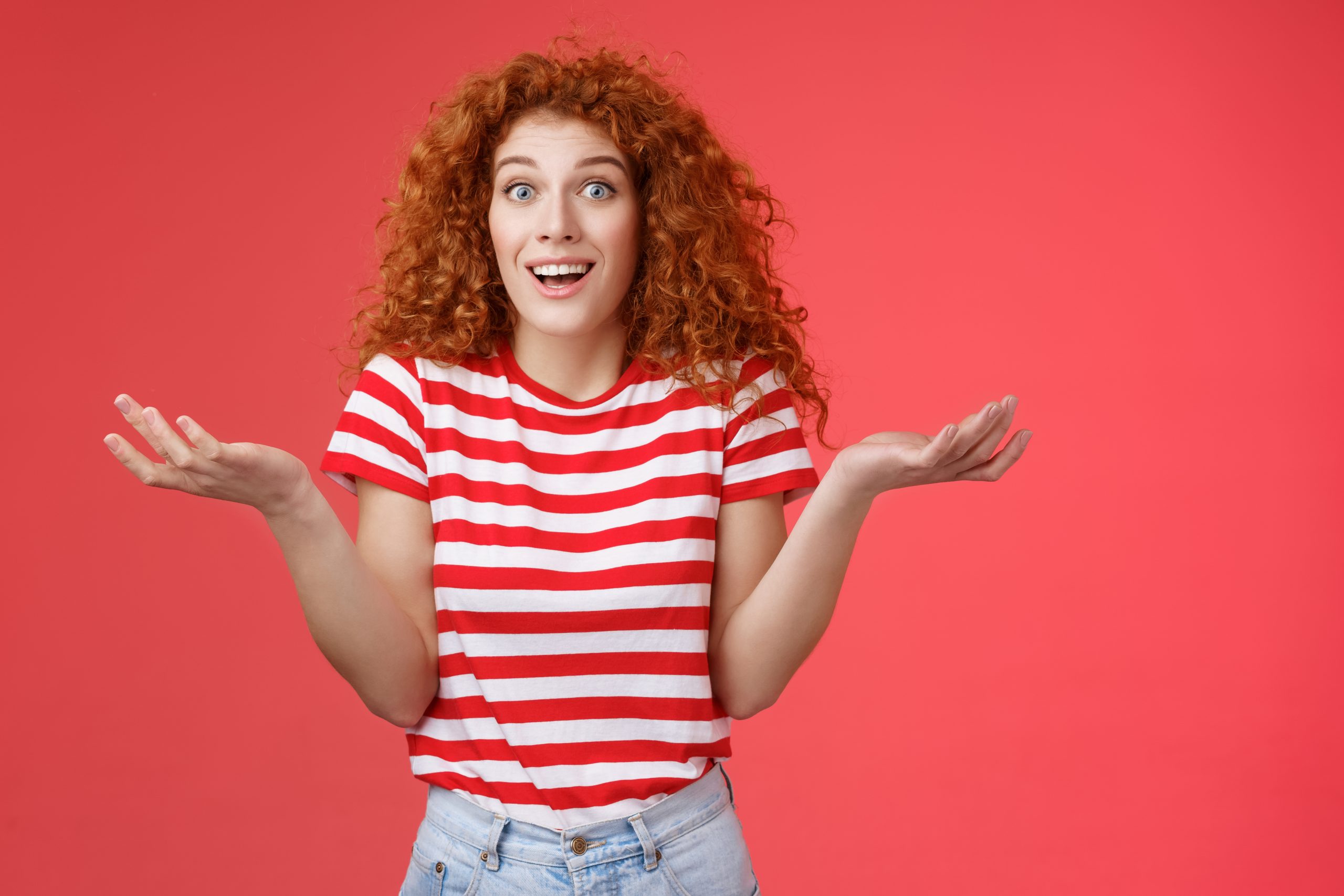 Una chica sonriente y aliviada tras leer el artículo sobre pares de palabras en inglés, mostrando la eficacia de las lecciones de Your English Academy.