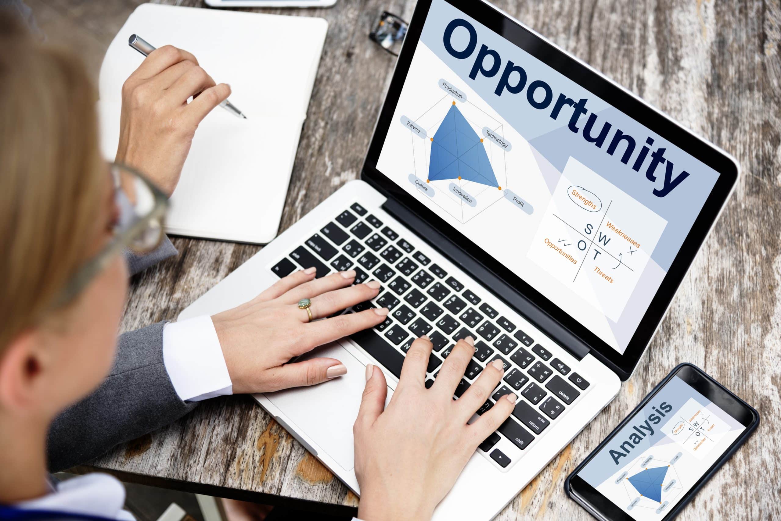 Persona revisando ofertas de trabajo con énfasis en inglés requerido
