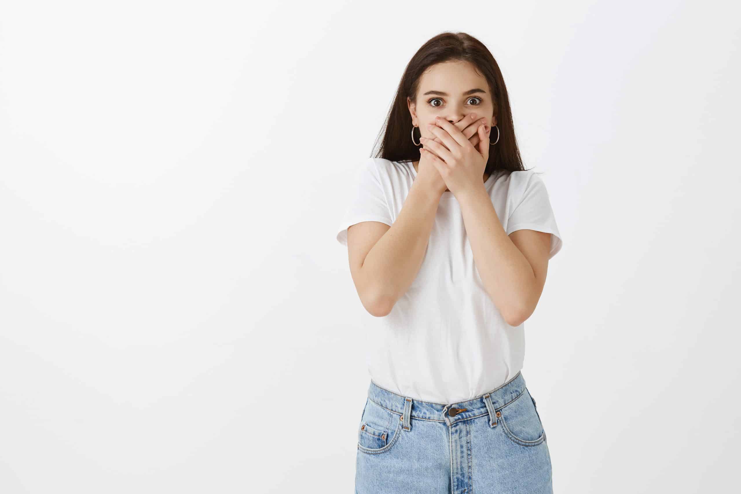 Chica con miedo al hablar inglés, ilustrando el temor común en adultos que buscan mejorar su idioma para oportunidades laborales.